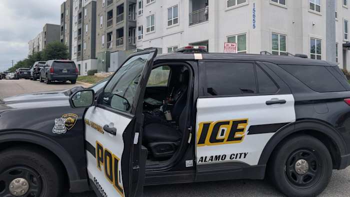 Woman arrested after standoff at Northwest Side apartment complex, police say