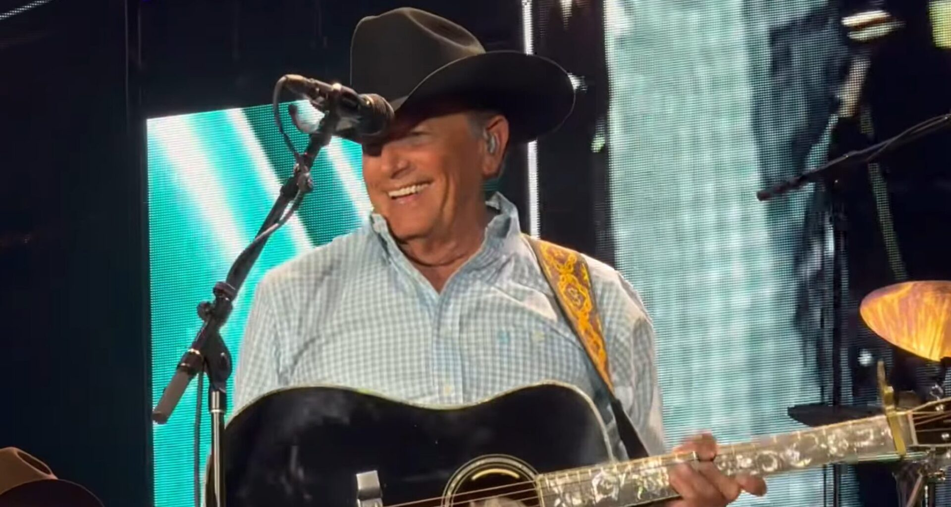 George Strait Accidentally Refers To Zach Top As “Zac Brown” During Sold-Out Lubbock Show: “Excuse Me… ZT, I Call Him”