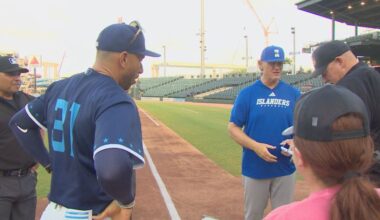 Hooks and Islanders play to tie in exhibition