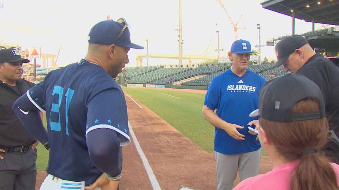 Hooks and Islanders play to tie in exhibition