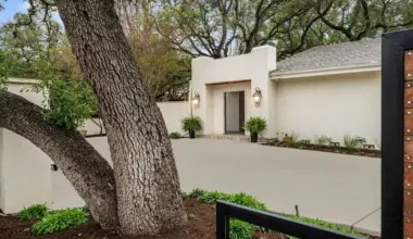 A Spanish-style villa for sale in Alamo Heights comes an unbelievable outdoor kitchen