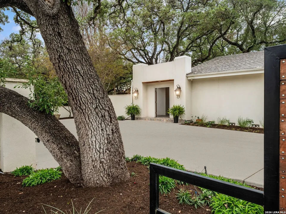 A Spanish-style villa for sale in Alamo Heights comes an unbelievable outdoor kitchen