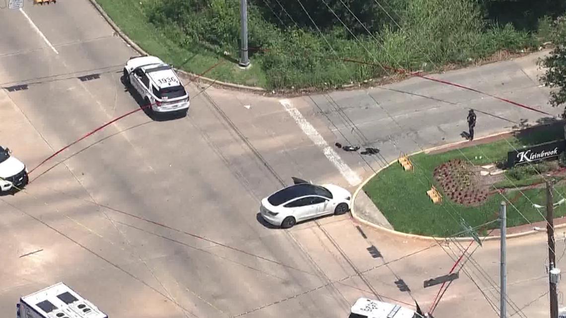 Deputies investigate shooting as road shutdown causes delays in Harris County