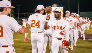 No. 4 Texas rallies for 14-7 win over Texas A&M-Corpus Christi