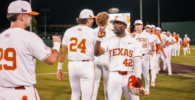 No. 4 Texas rallies for 14-7 win over Texas A&M-Corpus Christi