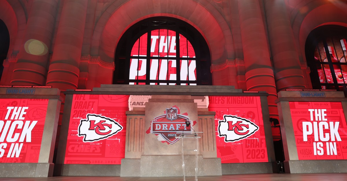 Chiefs News 3/31: Trade up to pick No. 20 with Dallas would be win-win