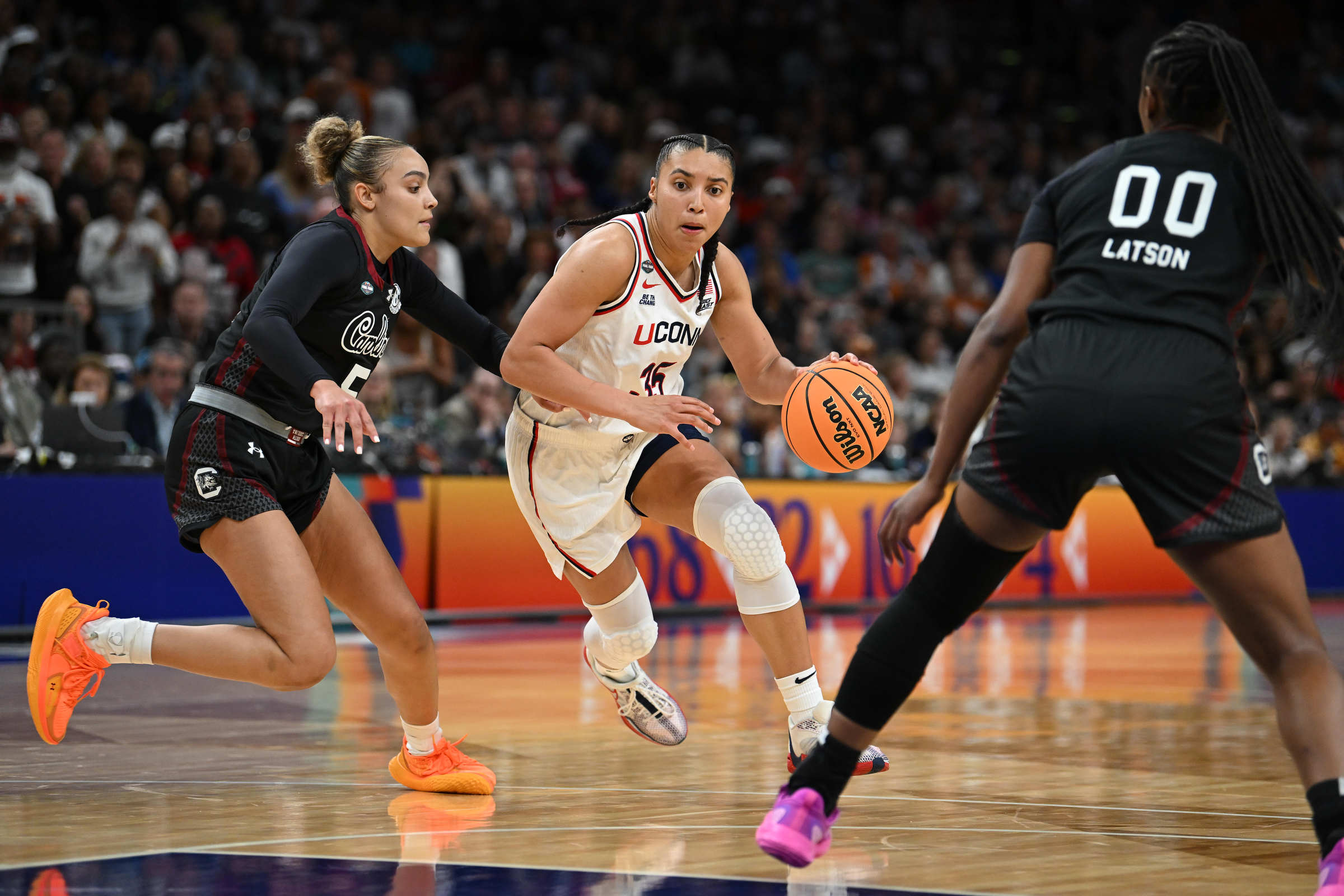College Basketball: NCAA Final Four: UConn Azzi Fudd (35) in action, dribbles vs South Carolina at Mortgage Matchup Center. Phoenix, AZ 4/3/2026 CREDIT: Jordan Murph (Photo by Jordan Murph/Sports Illustrated via Getty Images) (Set Number: X164875 TK1)
