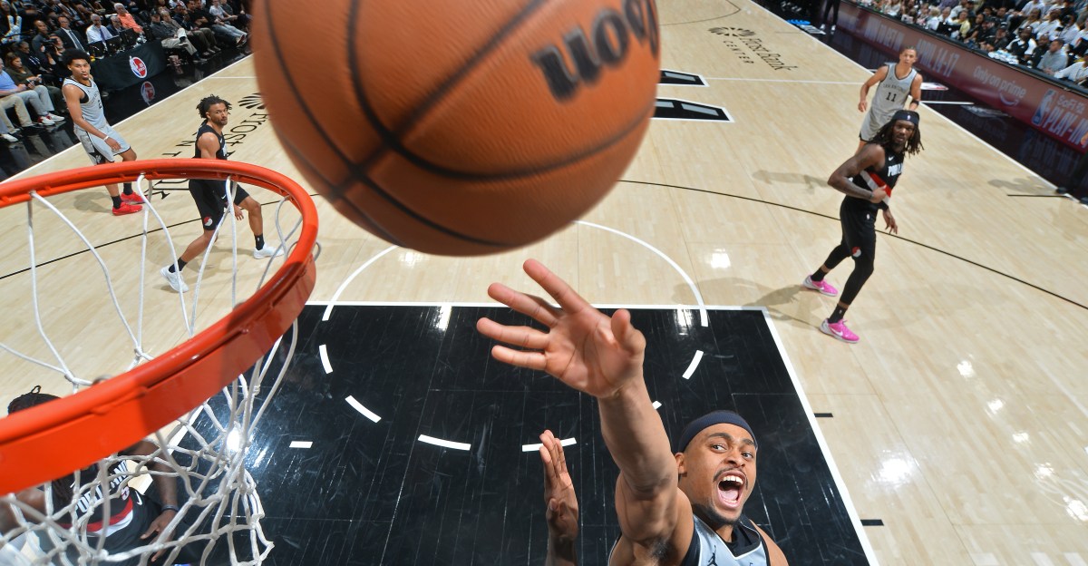 It’s time for Basketball: San Antonio Spurs vs Portland Trail Blazers