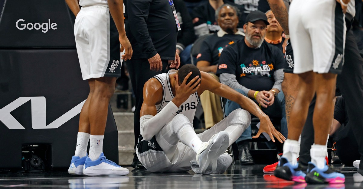 Spurs let Game 2 slip away as injuries, cold finish doom team versus Blazers