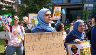 A new Texas public schools reading list draws overflow crowd to meeting - WSB-TV Channel 2