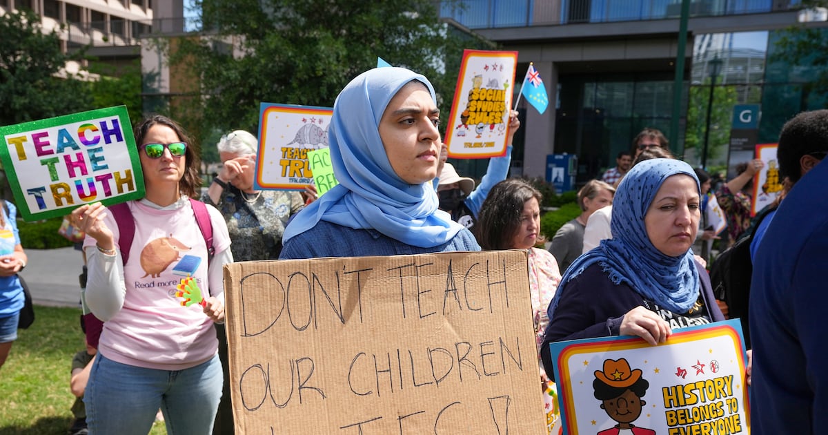 A new Texas public schools reading list draws overflow crowd to meeting - WSB-TV Channel 2