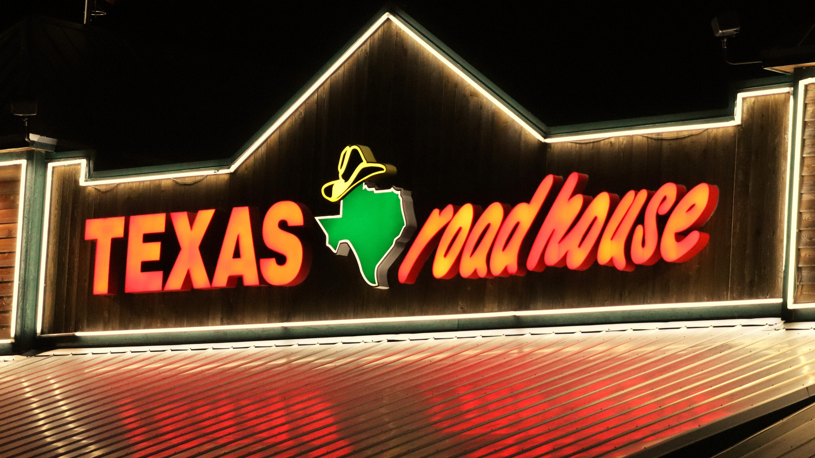 The 'Super Greasy' Texas Roadhouse Dish You Should Avoid, According To Customers