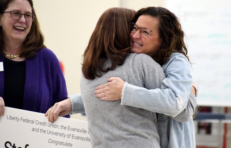 Simmons wins Outstanding Middle School Educator award -