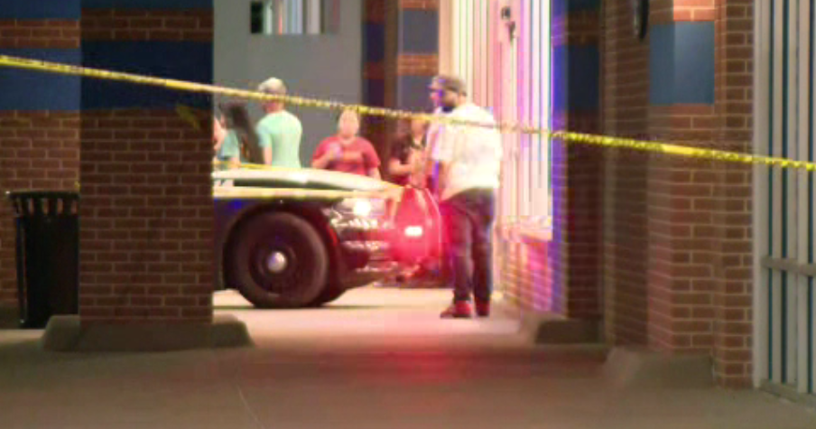 1 dead in shooting at Dallas shopping center, suspect at large, police say