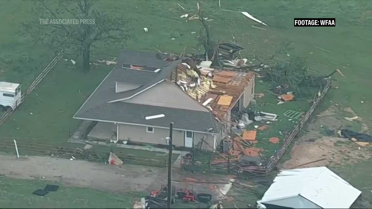 Deadly tornado storm damages homes in northern Texas