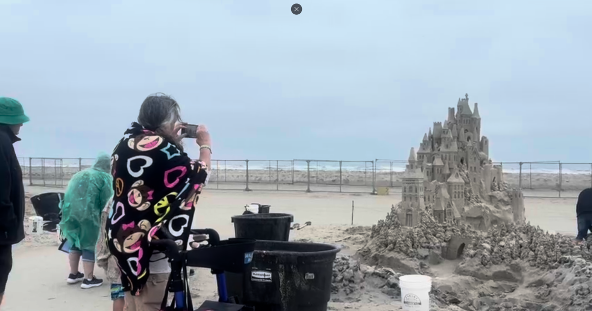 Crowds flock to Port Aransas for the final day of the Texas SandFest