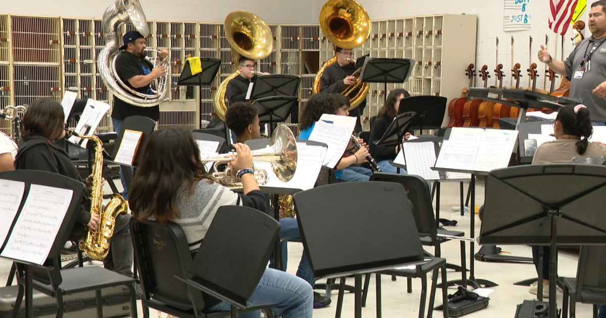 Moody High School band and alumni prepare for Buccaneer Night Parade