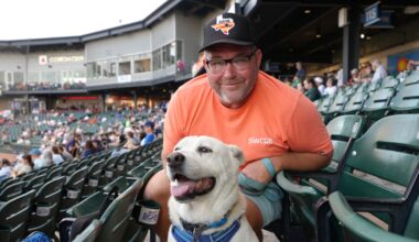 Despite doggone good time for fans, Hooks fall short to Naturals in game 3, 9-4