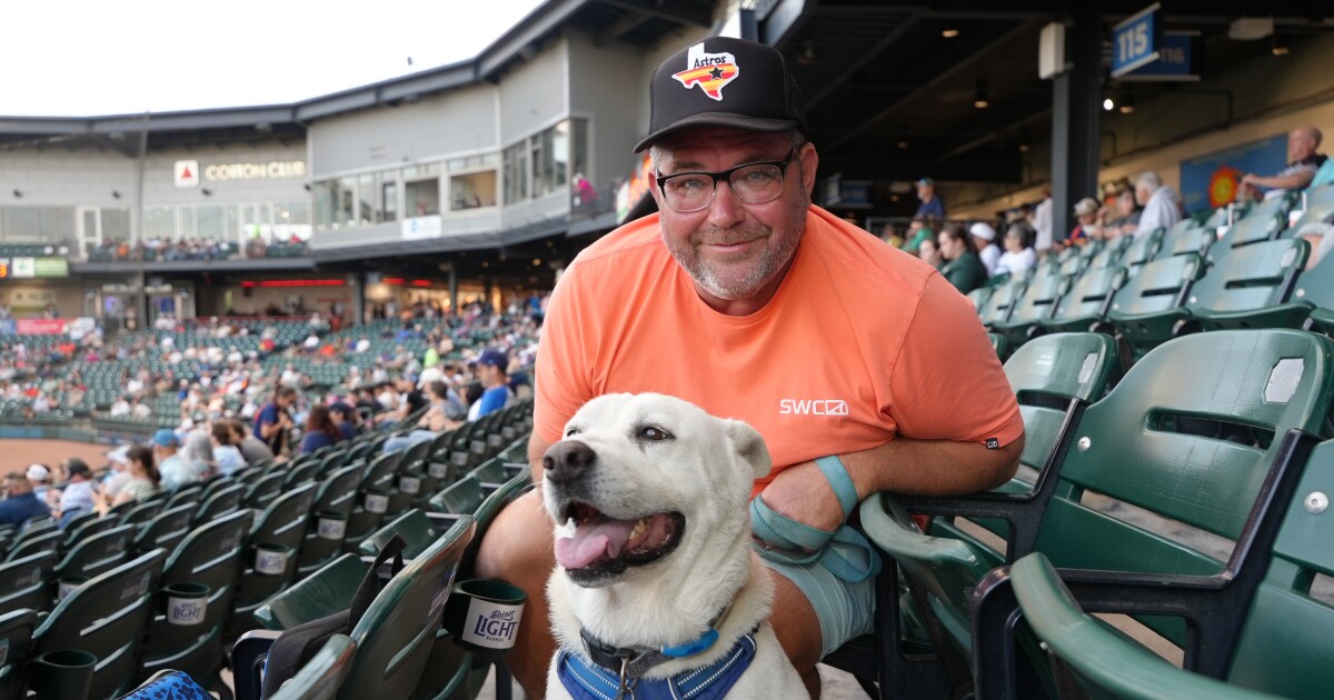 Despite doggone good time for fans, Hooks fall short to Naturals in game 3, 9-4