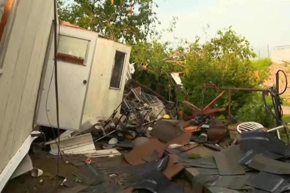 At least 2 injured as storms tear through Texas, damaging homes