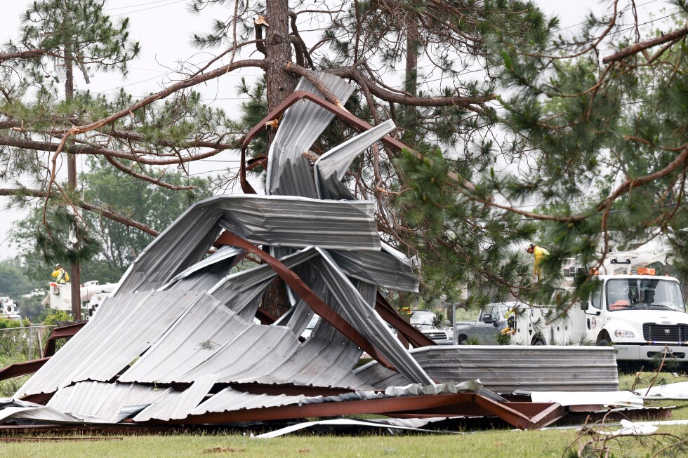 Severe weather in northern Texas leaves at least 2 dead, families displaced