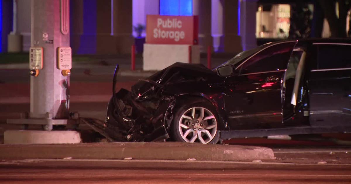 Dallas police: Driver killed after car strikes signal pole in North Dallas