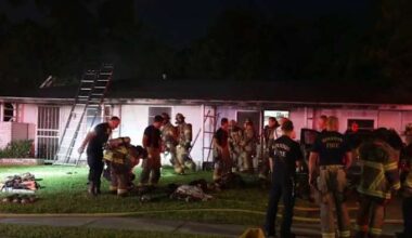 Firefighter falls through roof while battling southeast Houston house fire