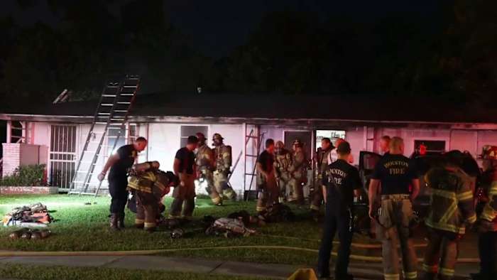 Firefighter falls through roof while battling southeast Houston house fire