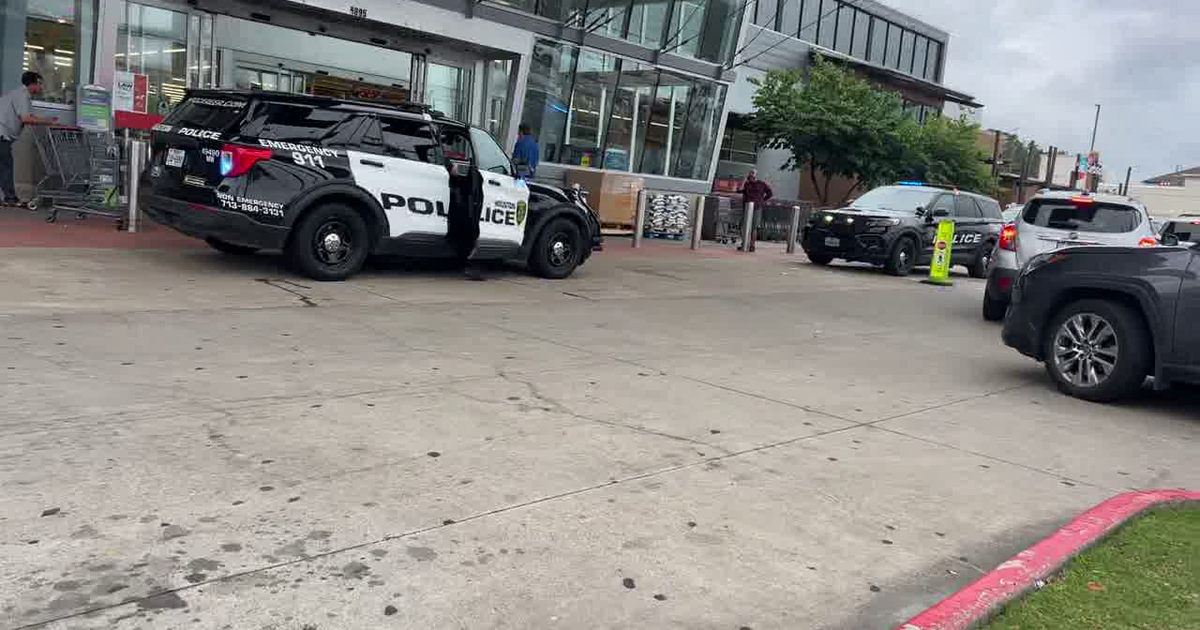 Disgruntled employee points gun at security guard at H-E-B store, causes temporary store lock down: police