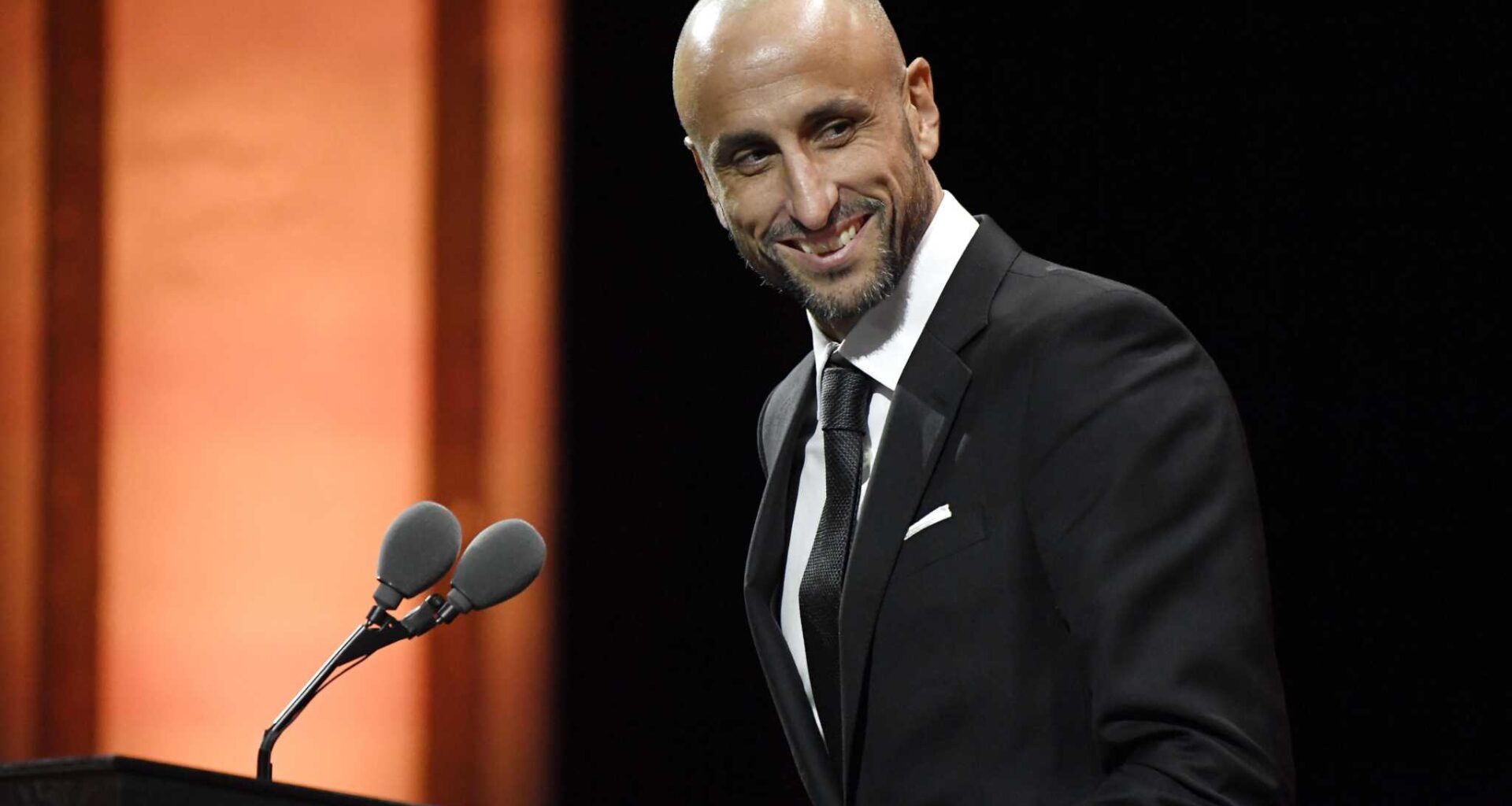 Spurs legend Manu Ginóbili appears at San Antonio bakery