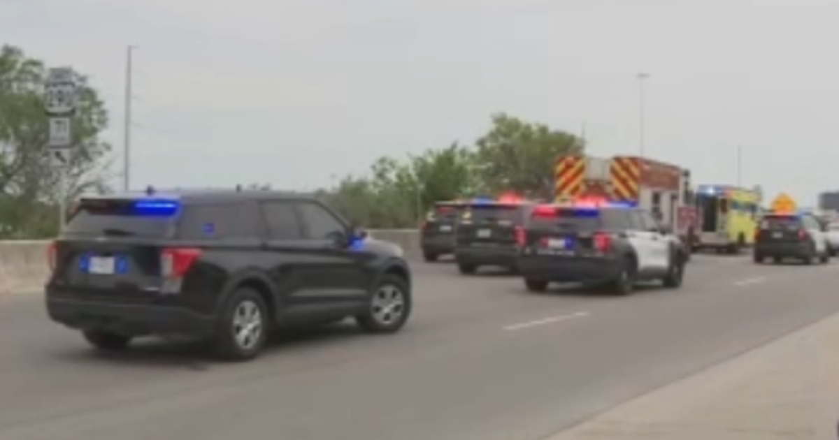 Man damages 4 cars after throwing objects from overpass on Ben White Blvd.: APD