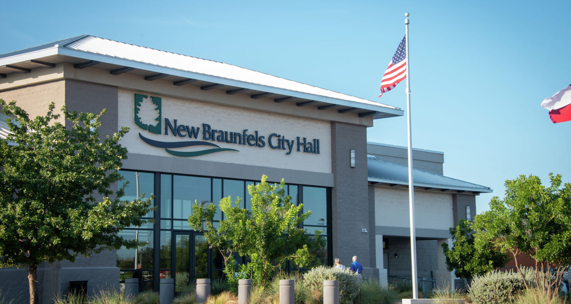 New Braunfels mayor slams city attorney amid election chaos