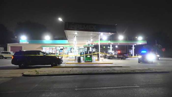 Man critical after being shot during fight with son at Houston gas station, HPD says