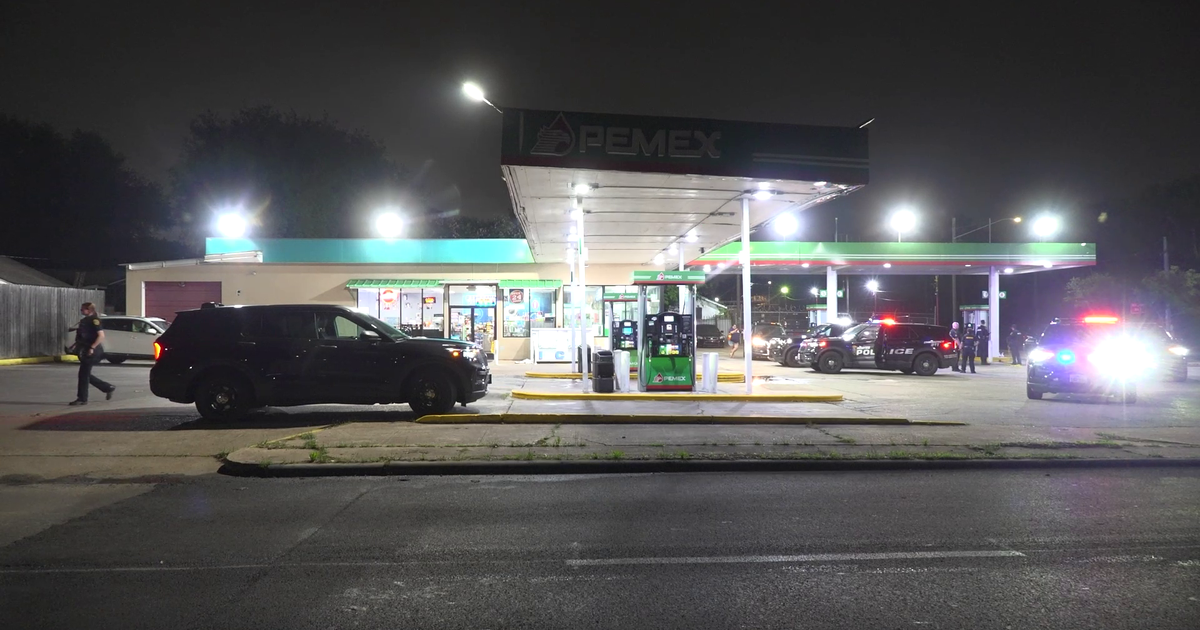 Man shot during fight with son at Houston gas station, police say