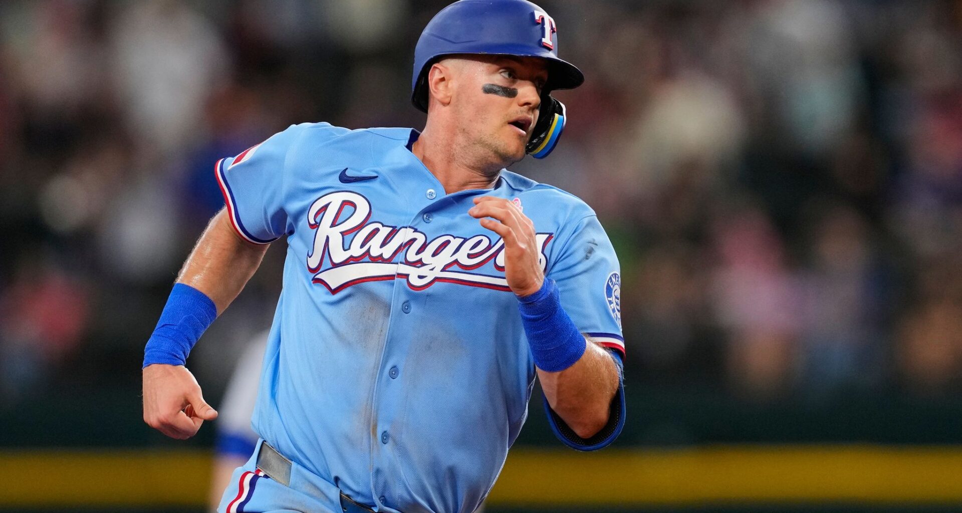 Jacob deGrom strikes out 10 while reaching 1,900 Ks as Rangers beat Cubs 3-0 in another shutout
