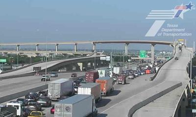 Major crash sparks partial shutdown of I-10 in San Antonio