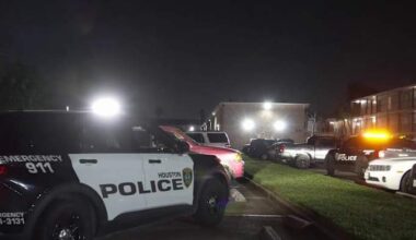 Husband, wife stabbed multiple times by woman outside SE Houston apartment complex