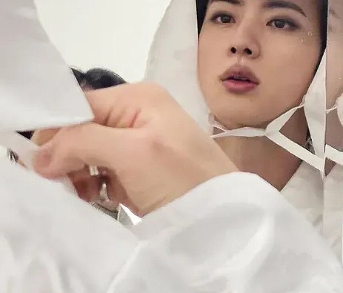 'Stunningly Beautiful God of Beauty Even with a Scarf' BTS Jin Reveals Photos from El Paso Tour.. Heart-pounding~♥