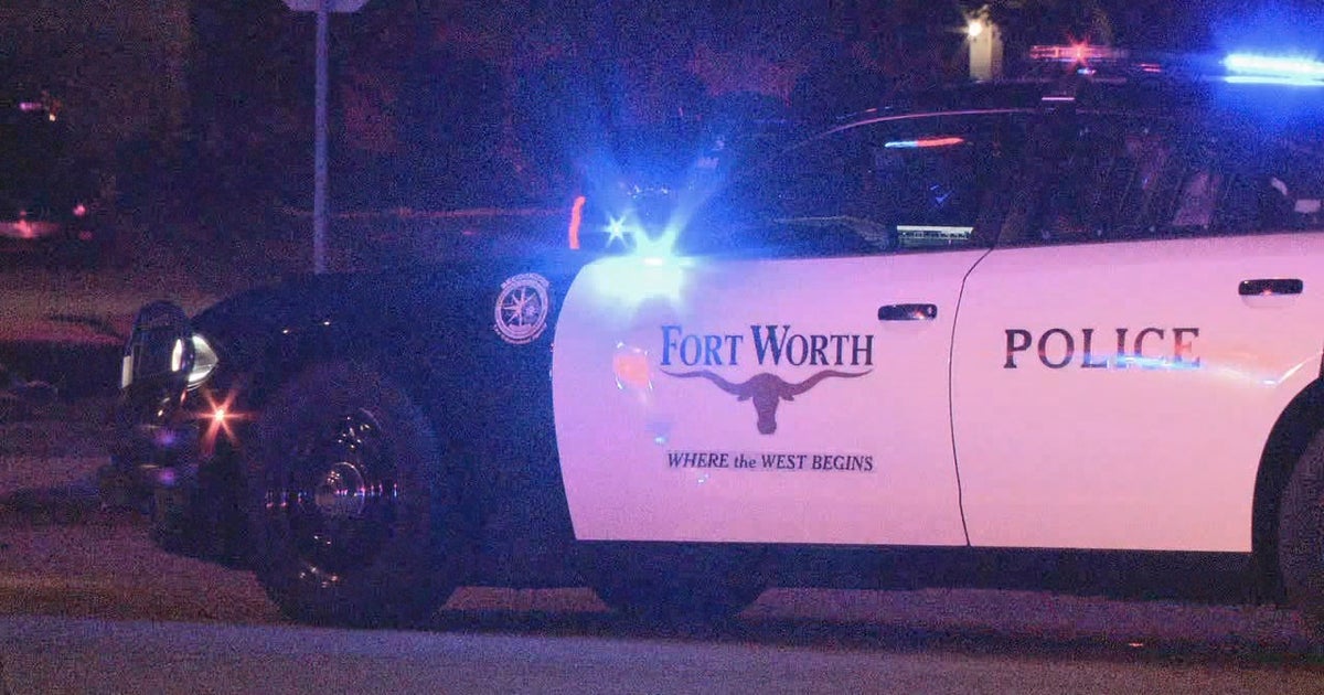 2 suspects dead, 1 officer injured after 2 shootings at same scene in Fort Worth