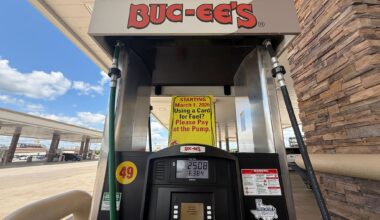 Can you park your car at Buc-ee's gas pumps while shopping?