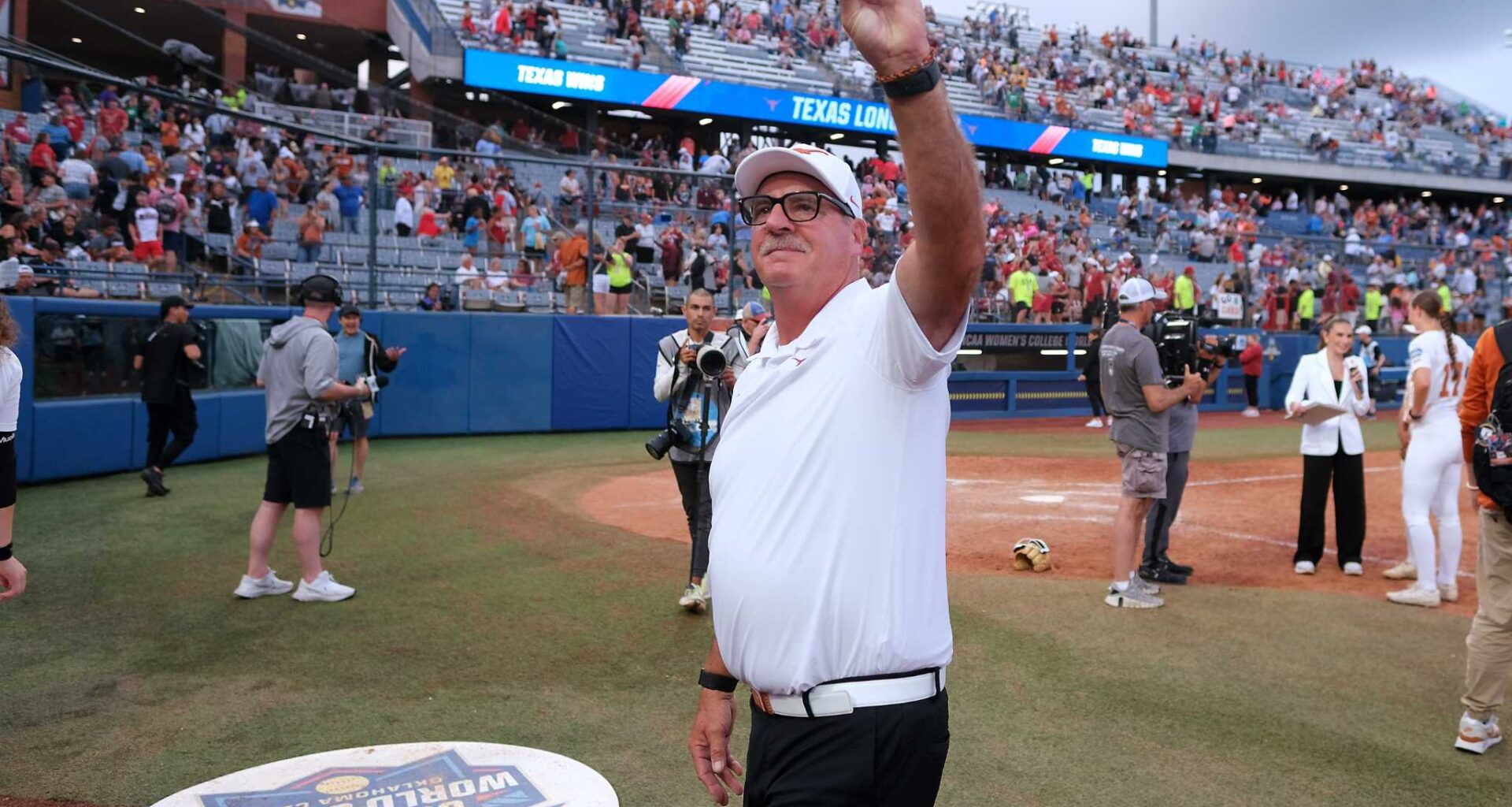 NCAA softball: Texas coach Mike White makes 17th Super Regionals trip