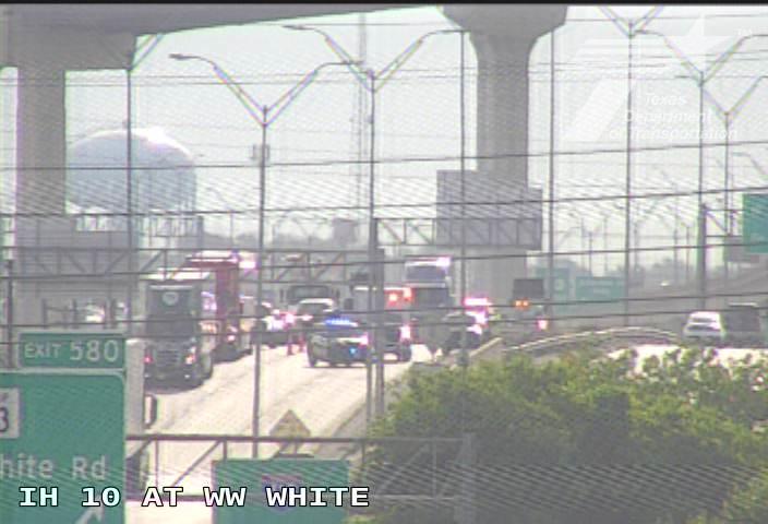 Major crash sparks partial shutdown of I-10 in San Antonio