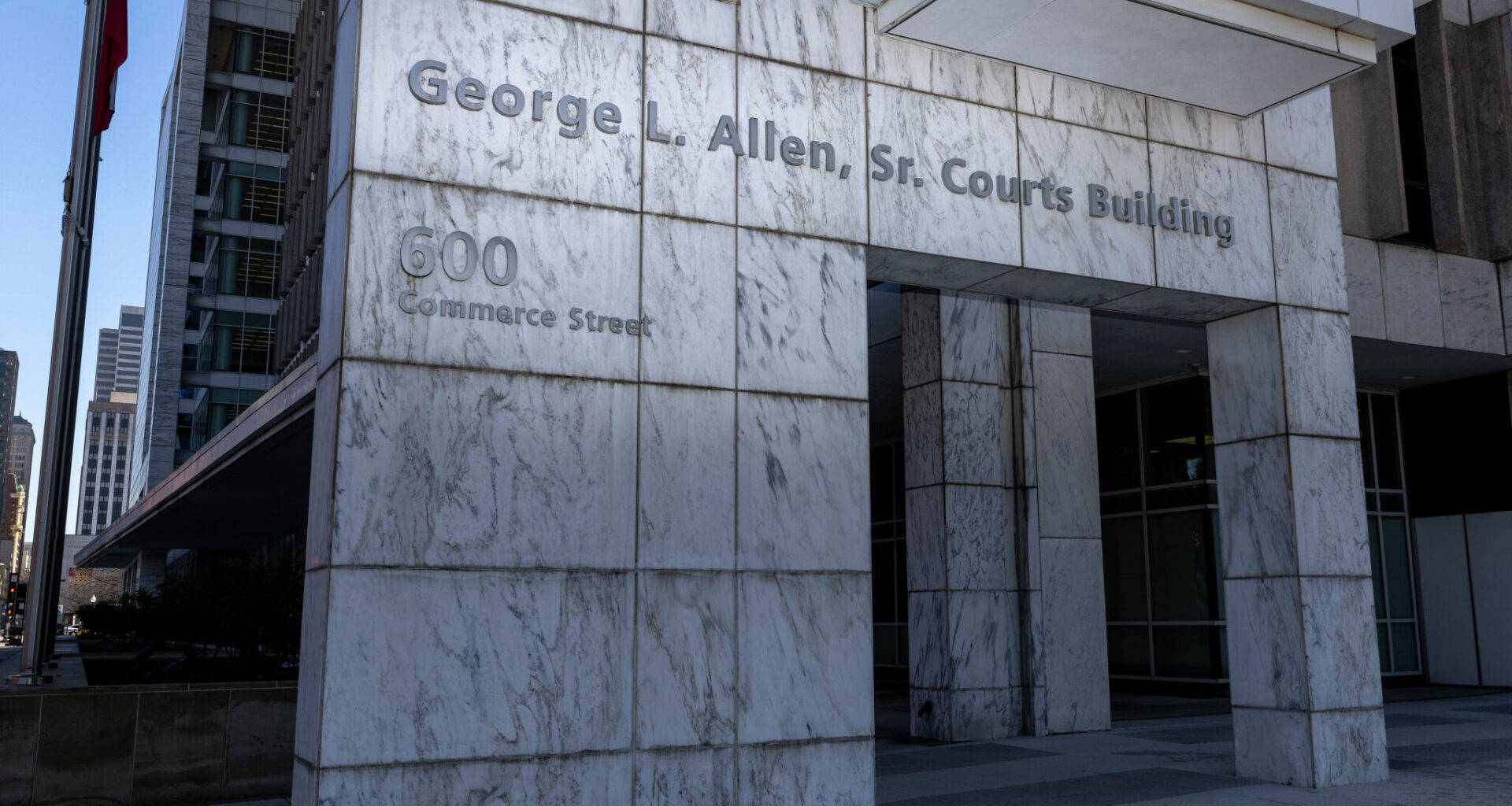 Dallas judge makes everyone wear masks, but her. That must stop