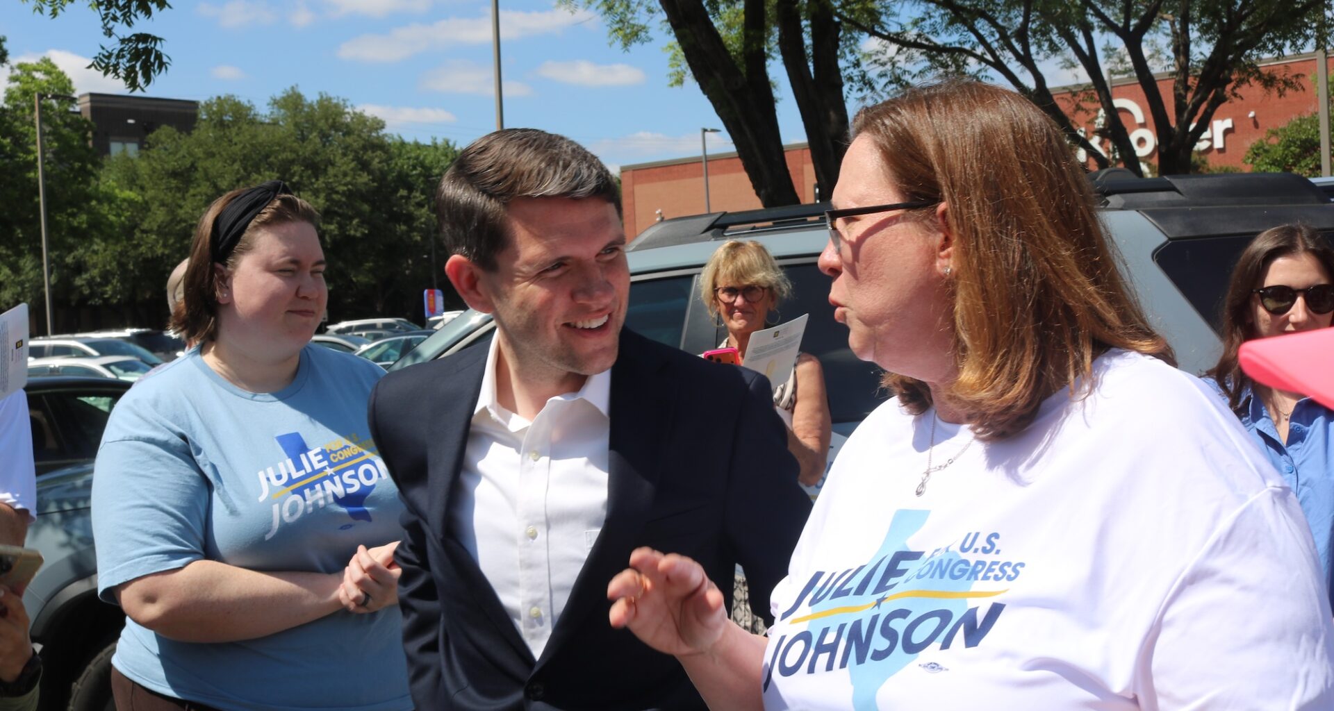 Talarico, Goodwin hold rally outside Oak Lawn Library