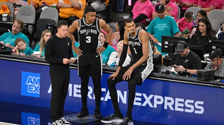 San Antonio Spurs head coach Mitch Johnson, forwards Keldon Johnson...