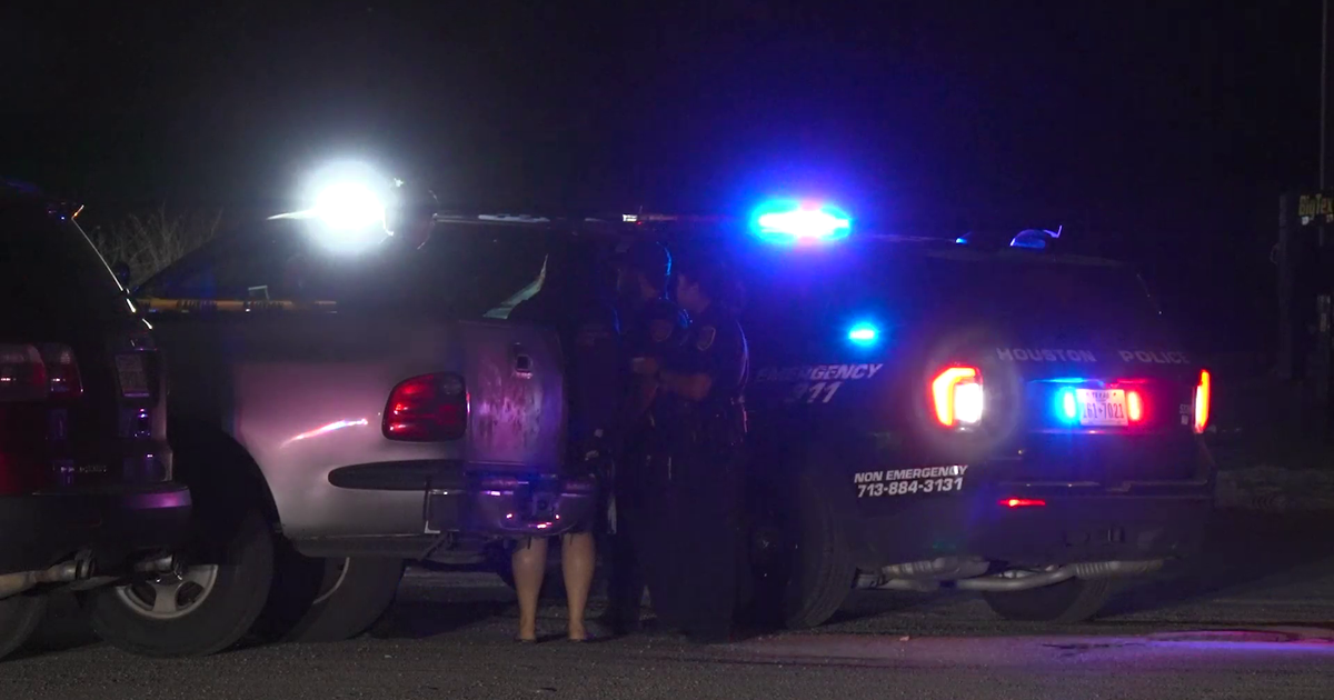 1 dead, 1 injured in Houston apartment shooting