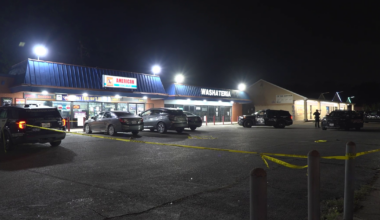 Houston police investigate shooting outside corner grocery store