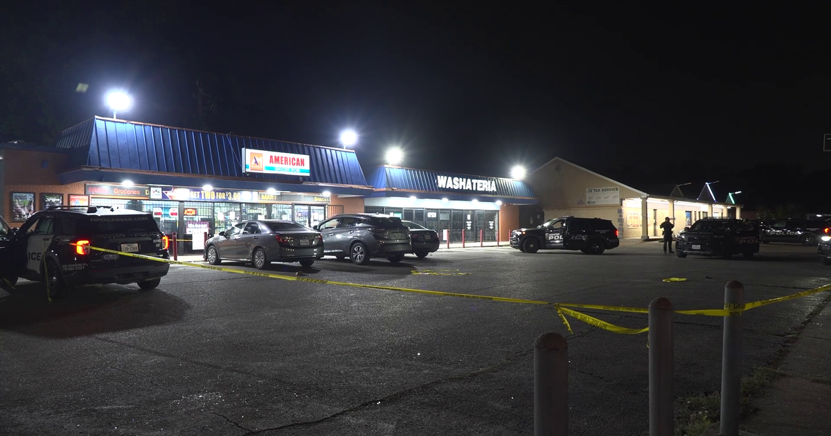 Houston police investigate shooting outside corner grocery store