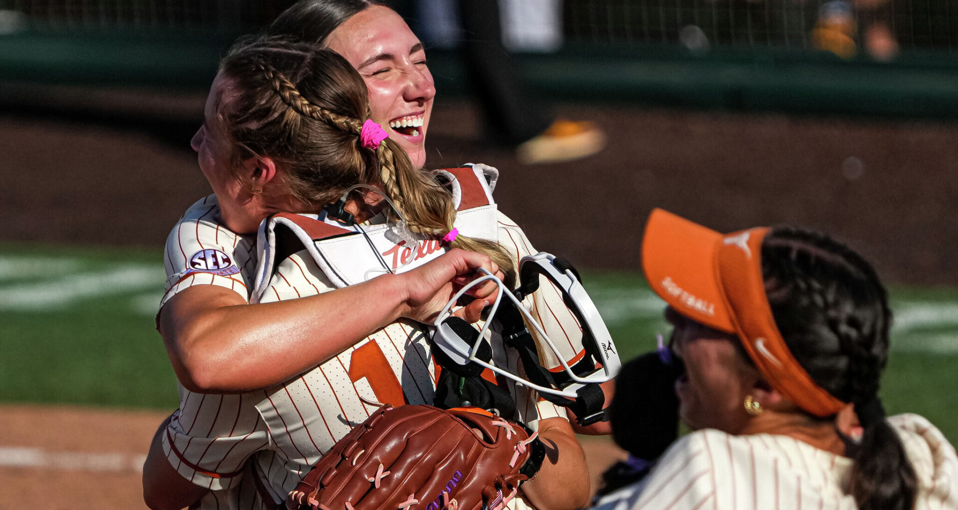 Texas softball beats Arizona St., back in Women's College World Series