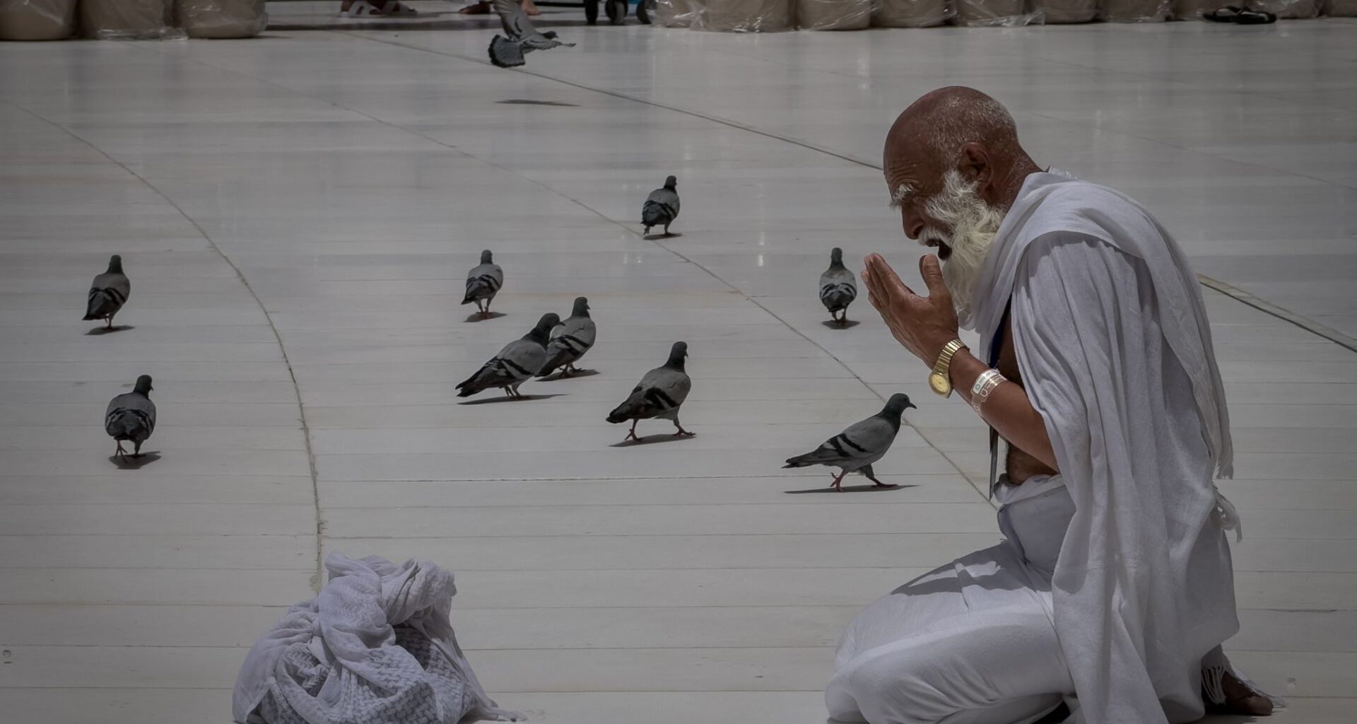 Muslims begin the annual Hajj in sweltering heat against a backdrop of war concerns